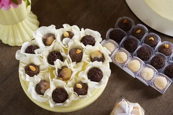 Variedade de doces artesanais organizados em uma bandeja, prontos para eventos especiais